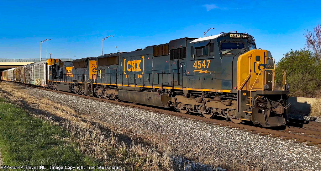 CSX 4547 leads the first M224.